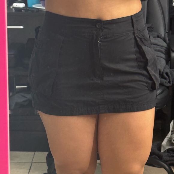 Forever 21 Black Mini Skirt with Sleek Design - Picture 3 of 3